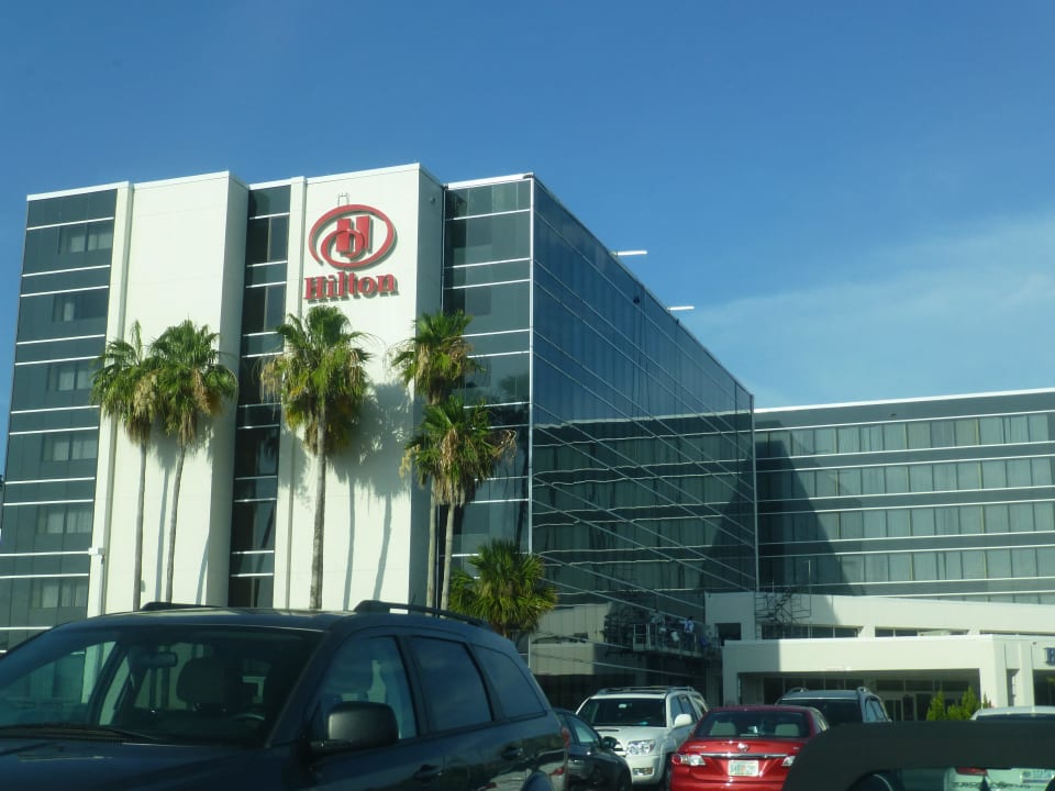 Außenansicht vom Parkplatz Hotel Hilton Cocoa Beach Oceanfront
