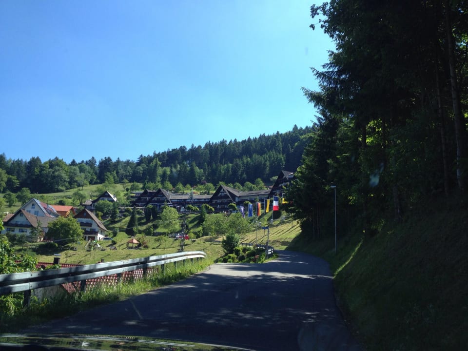 Blick von Straße zum Hotel Schwarzwald Resort Dollenberg