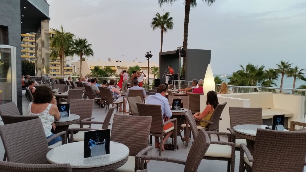 Gezellig buiten met leuk entertainment Hotel Riu Nautilus - Adults only