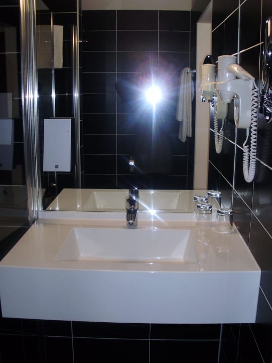 Waschbecken im Bad Best Western Plus Amedia Wien