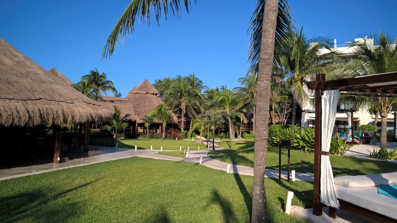 Außenanlage mit Hauptbar und Rezeption im Hintergrund Akumal Bay Beach & Wellness Resort