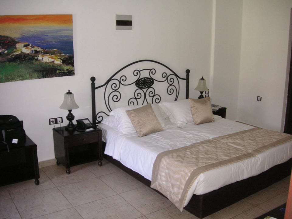 Ein Zimmer der Suite Acrotel Athena Pallas