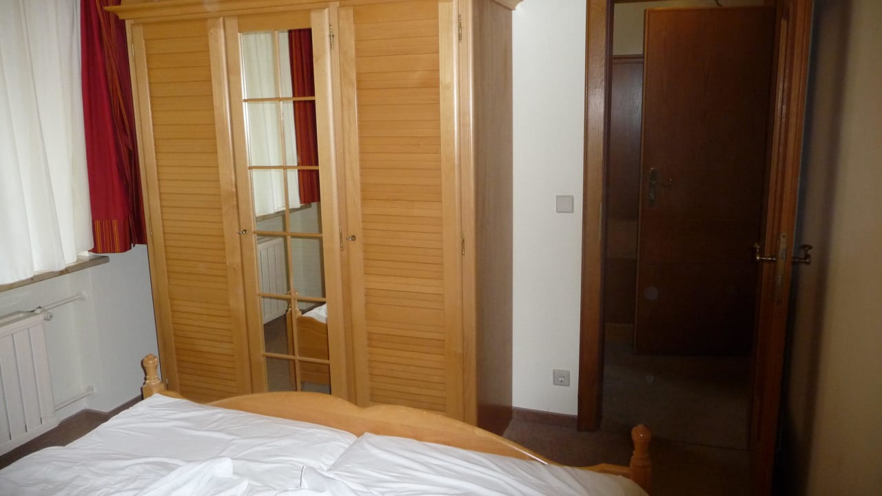 Schlafraum mit einzigem Schrank für alle Personen Hotel Zum Postillion