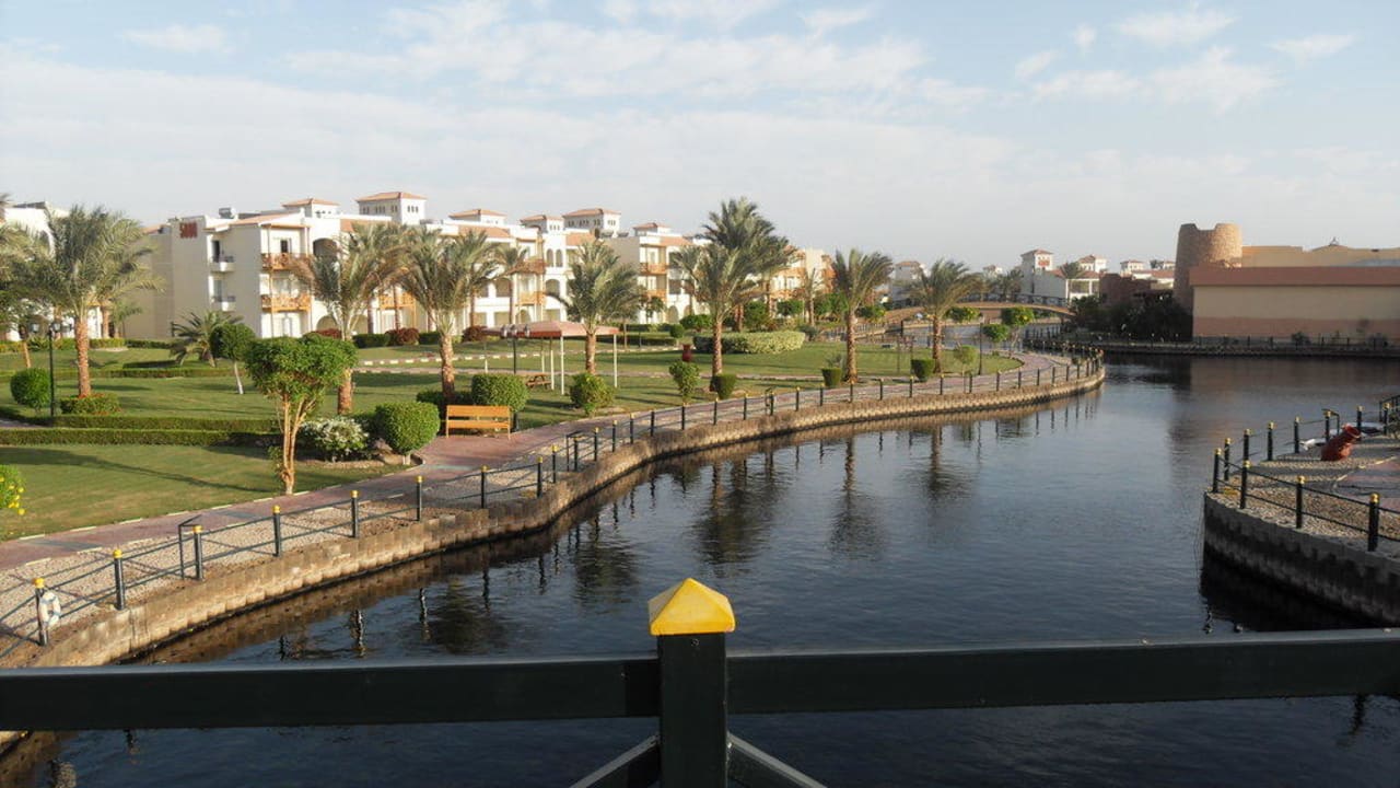 Blick von Brücke zum Castello Pickalbatros Dana Beach Resort - Hurghada