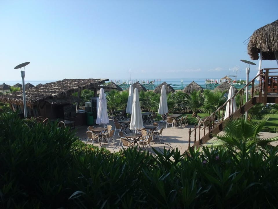 Blick auf die Strandbar Hotel Delphin Diva
