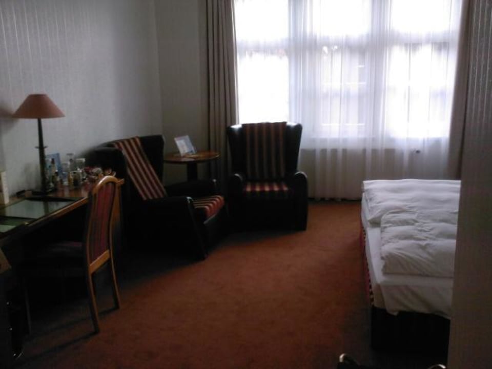 Blick ins große Zimmer 2 Dorint Herrenkrug Parkhotel Magdeburg