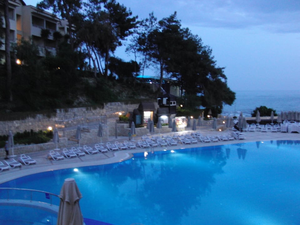 Poolanlage am Abend Melas Holiday Village