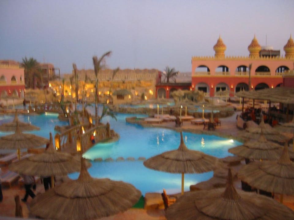 Pool am Abend Pickalbatros Alf Leila Wa Leila Resort - Neverland Hurghada