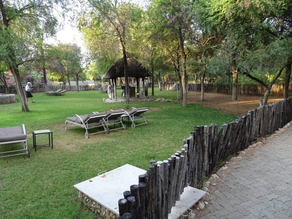 Groß, mit vielen Schattenplätzen Hotel Mushara Lodge