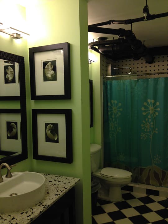 Badezimmer mit unschönen Rohren an der Decke Miami Lakes Hotel & Golf