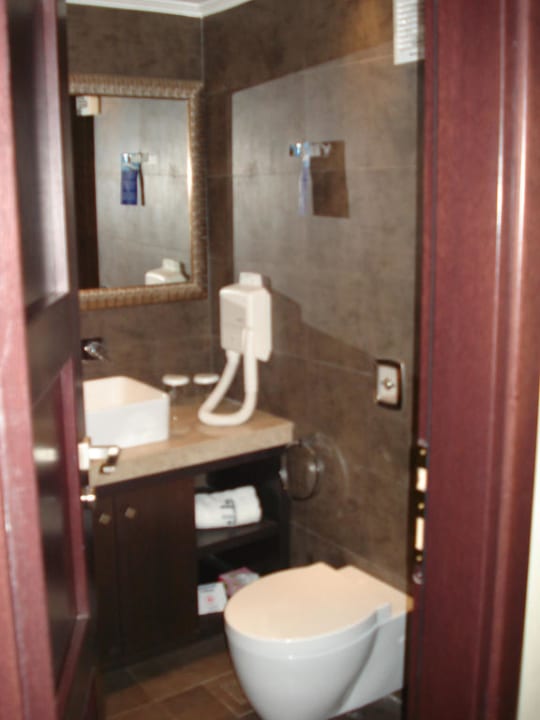 Badezimmer im Doppelzimmer Hotel Theartemis Palace