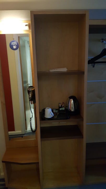 Garderobe mit Wasserkocher Holiday Inn Express London Croydon