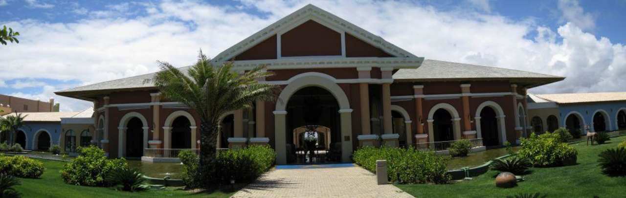 Eingang des Hotels Iberostar Waves Bahia