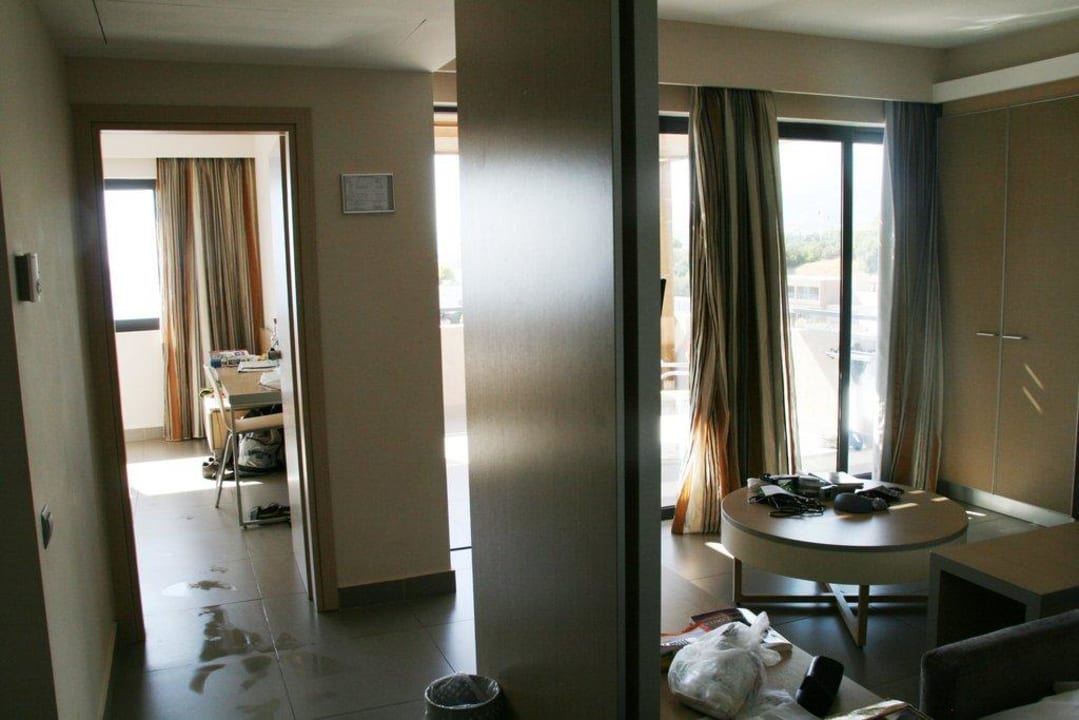 Gesamtblick Flur, Wohnzimmer und Schlafzimmer Atlantica Mikri Poli Crete