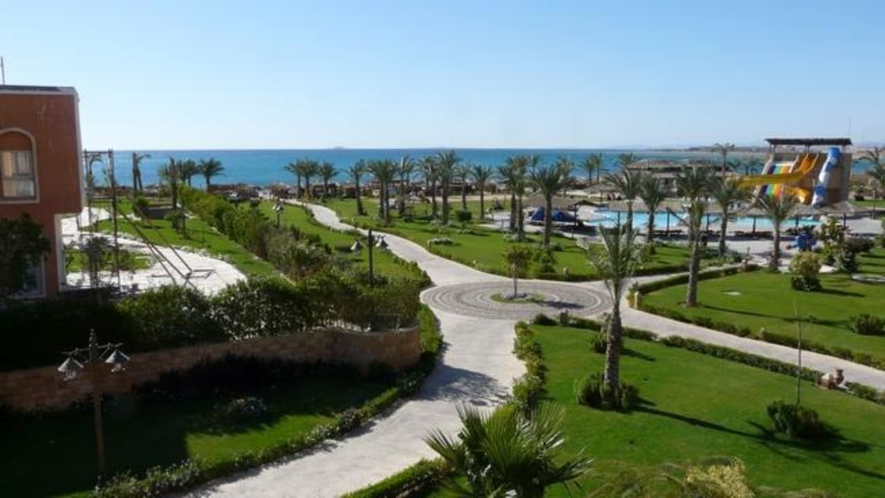 Blick zum Strand mit Rutschen und Gebäude im Bau Sentido Caribbean World Soma Bay