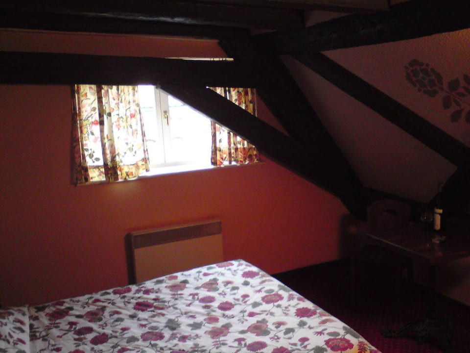 Zimmer mit Balkenwerk Hotel De La Couronne