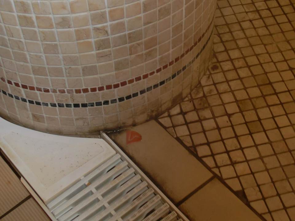 Sauberkeit rund um den Indoorpool Riviera Spa Resort - Adults Only