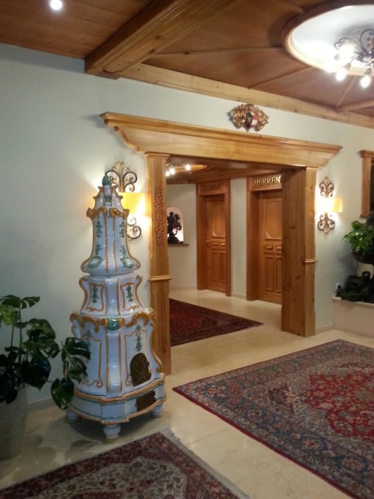 Eingang zum Restaurant Alpina Alpendorf