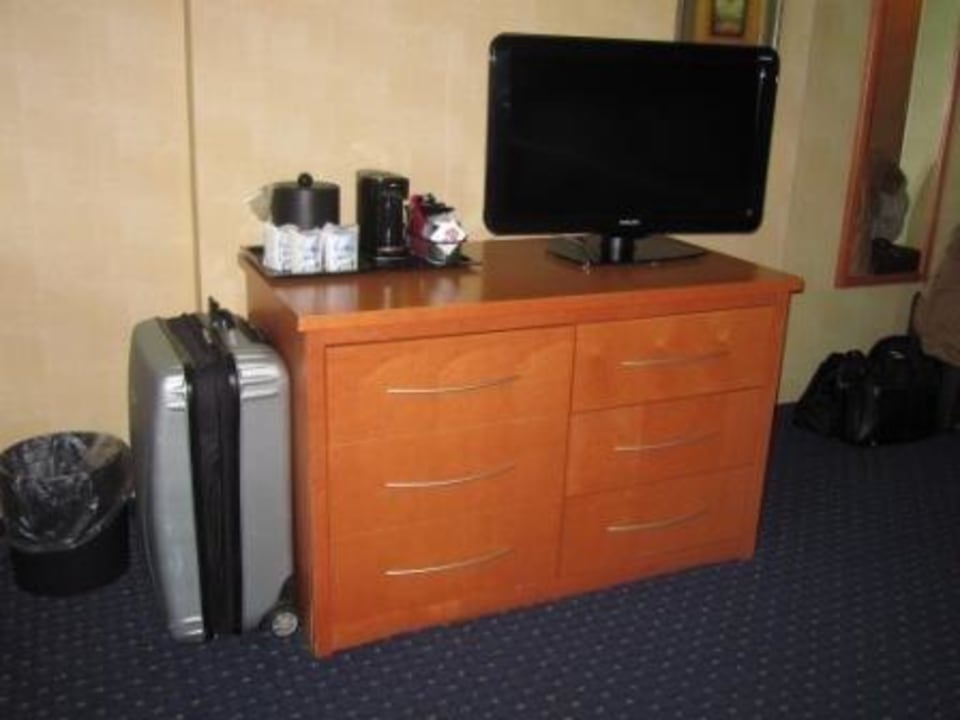 Kommode mit TV Hotel Courtyard Edmonton Downtown