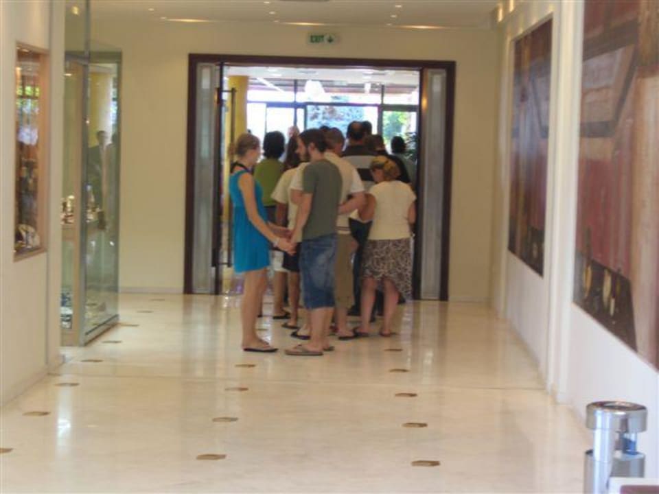 Schlange vor dem Speisesaal Grand Hotel Holiday Resort