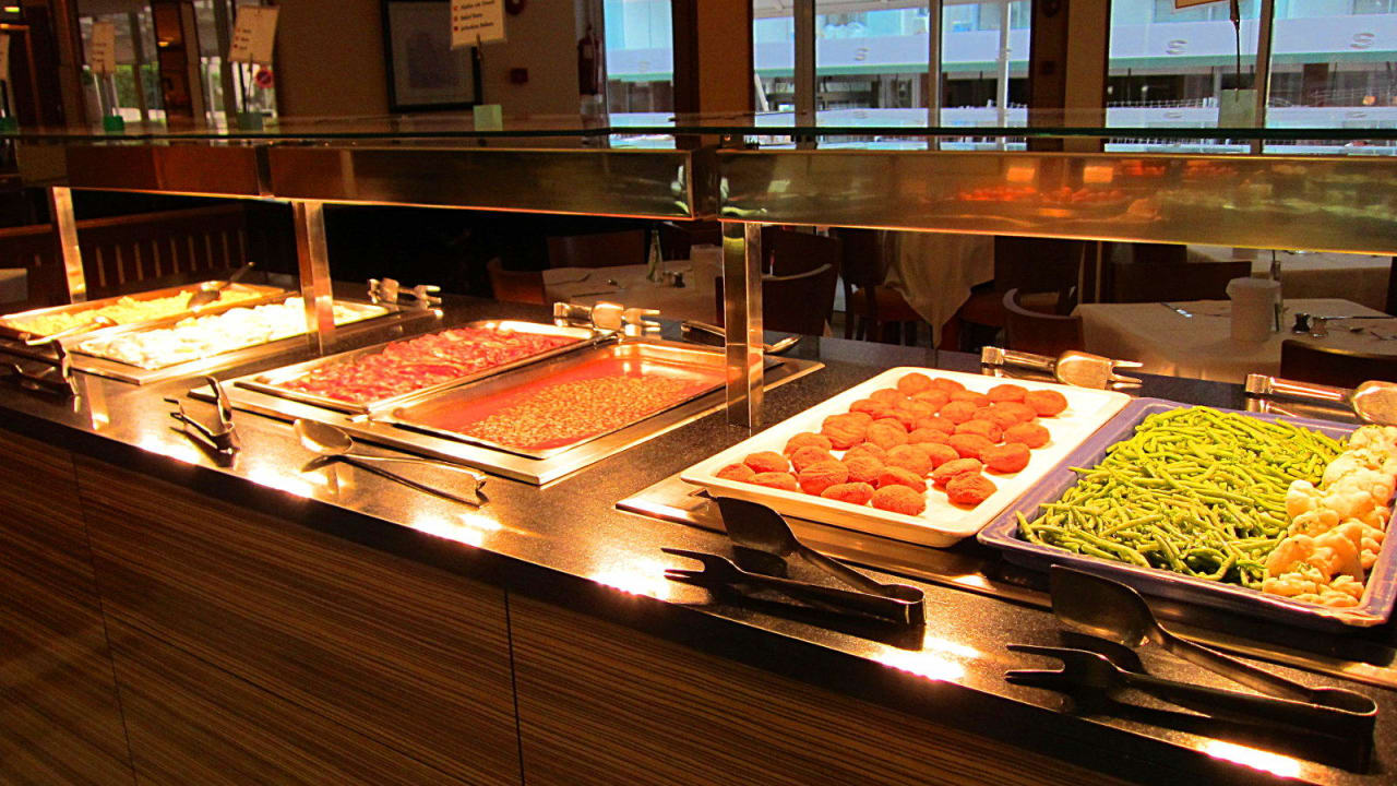 ...am Frühstücksbüffet...! Hotel Clumba