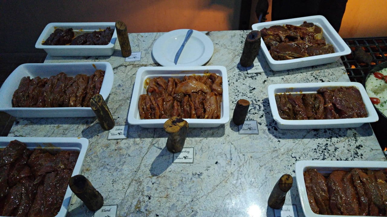 Grillbuffet in der dazugehörigen Sossusvlei Lodge Desert Quiver Camp