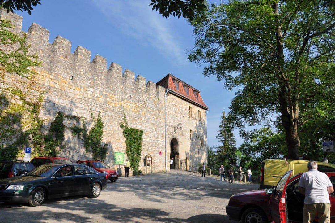 Parkplatz vor dem Hotel / der Burg Hotel Auf Der Creuzburg
