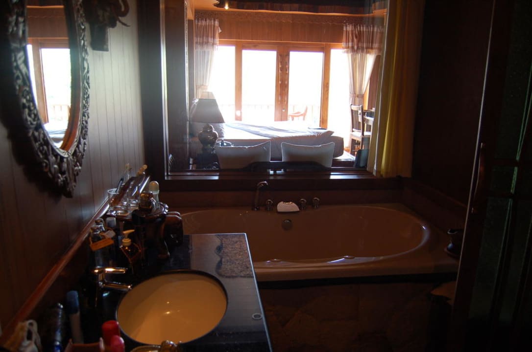 Badezimmer mit großer Relax-Badewanne Santhiya Koh Phangan Resort & Spa