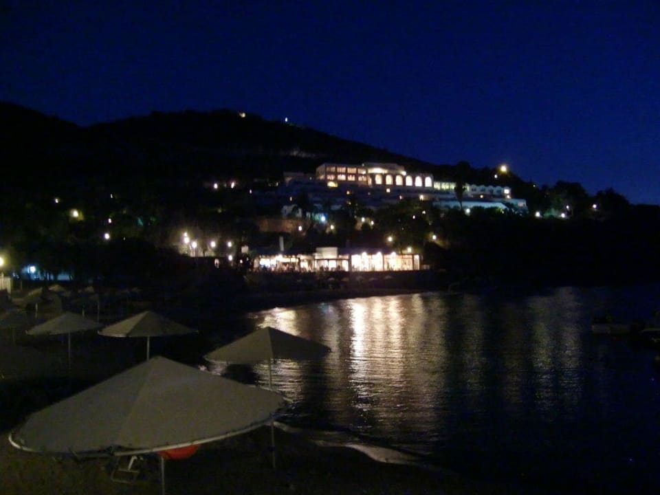 Hotel bei Nacht Hotel Istron Bay