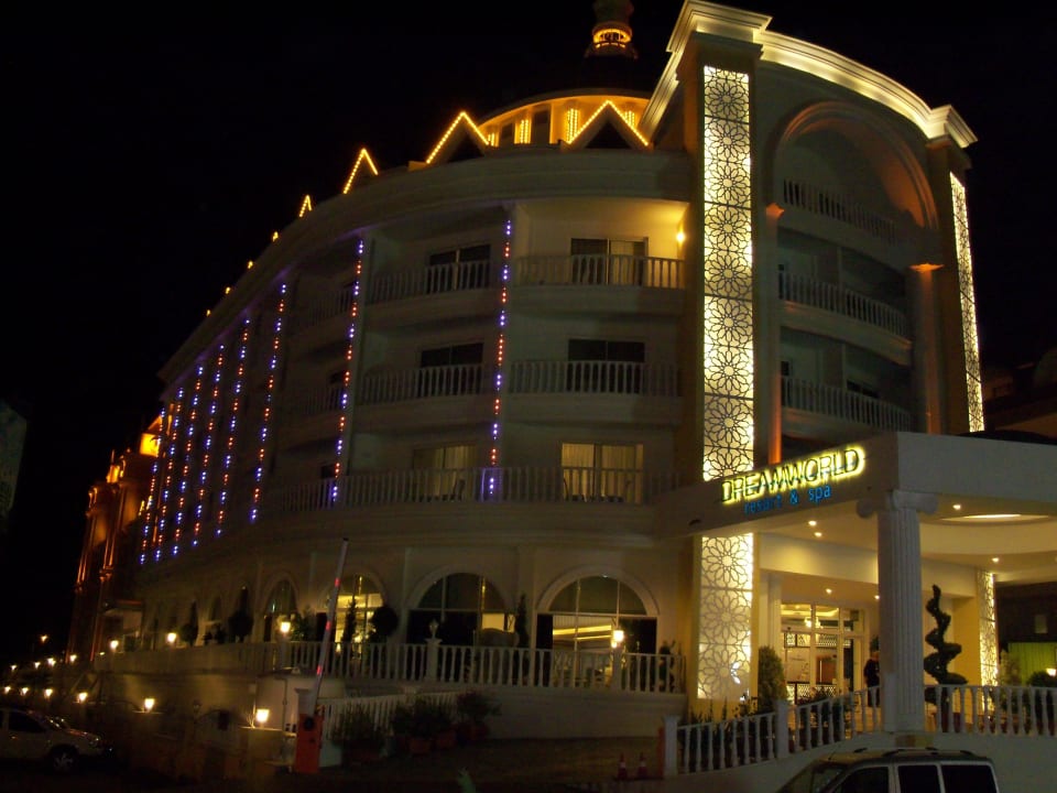 Hotel bei Nacht Dream World Resort & Spa