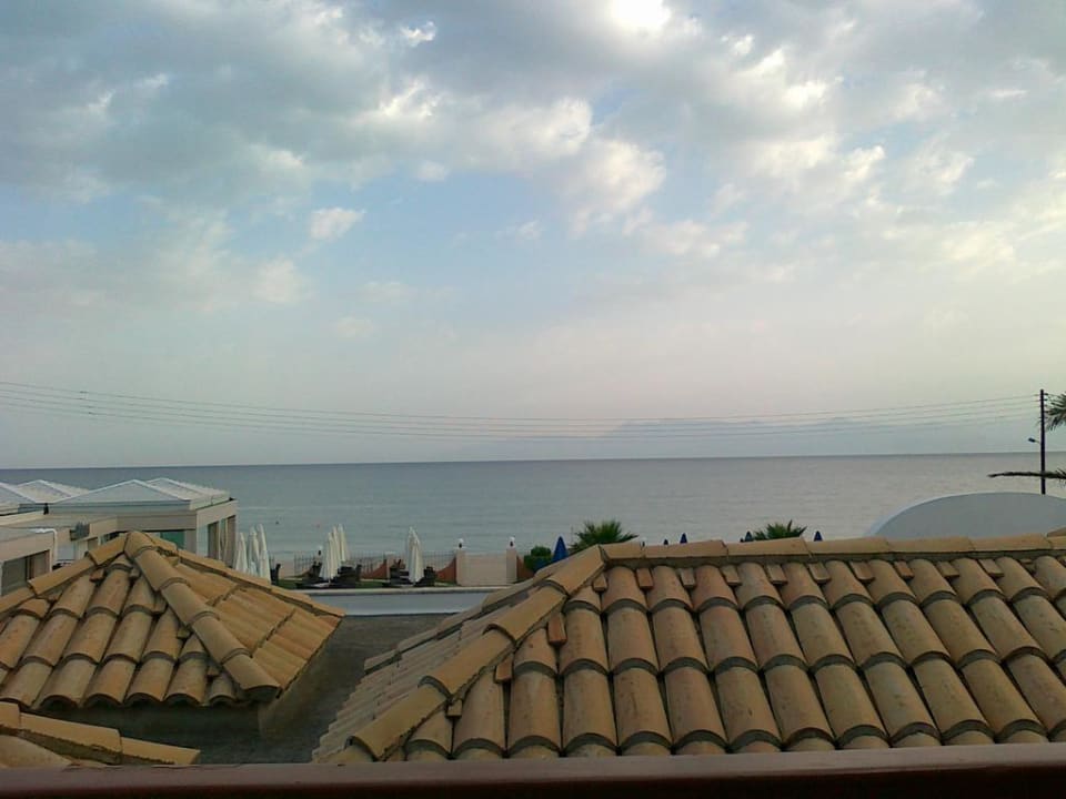 Blick auf Pool und Garten Acharavi Beach Hotel
