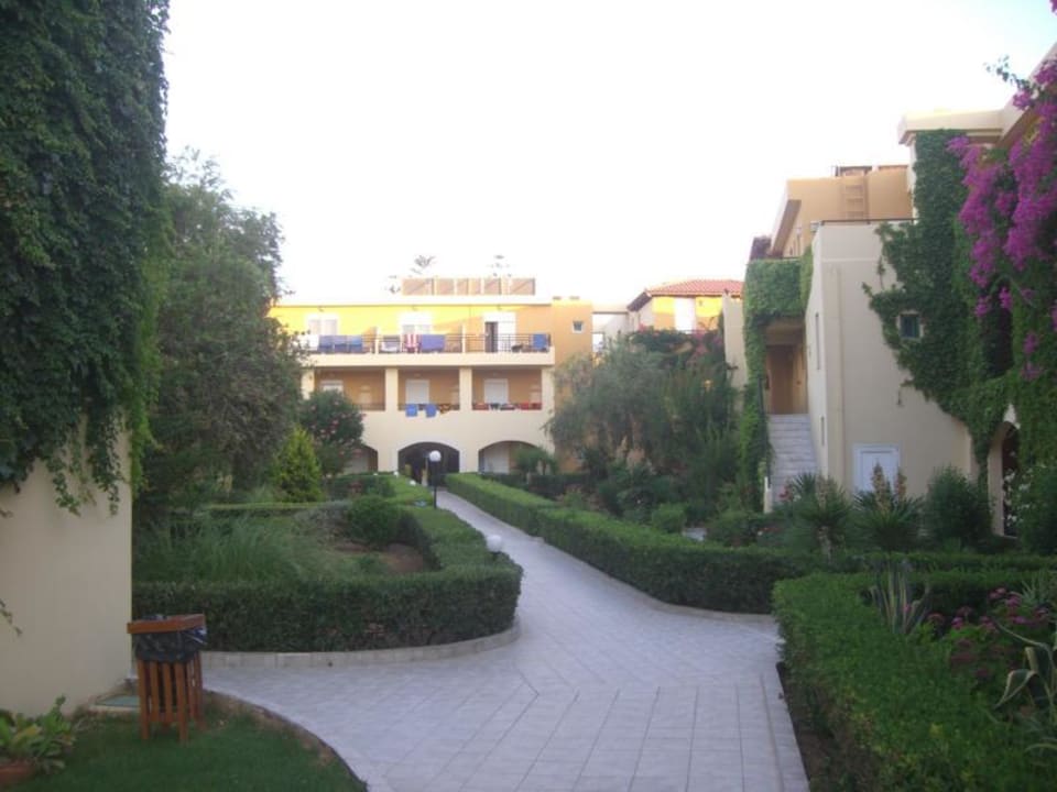 Weg Richtung Haupthaus Vantaris Luxury Beach Resort