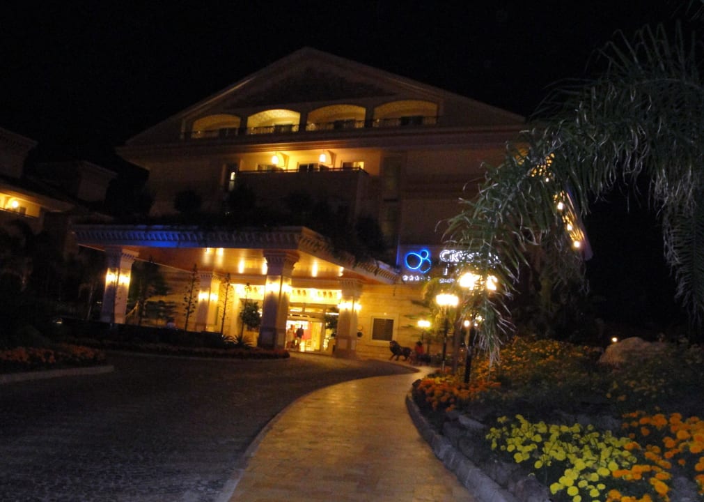 Nachtaufnahme vom Hoteleingang Diamond Excellence Resort & Spa
