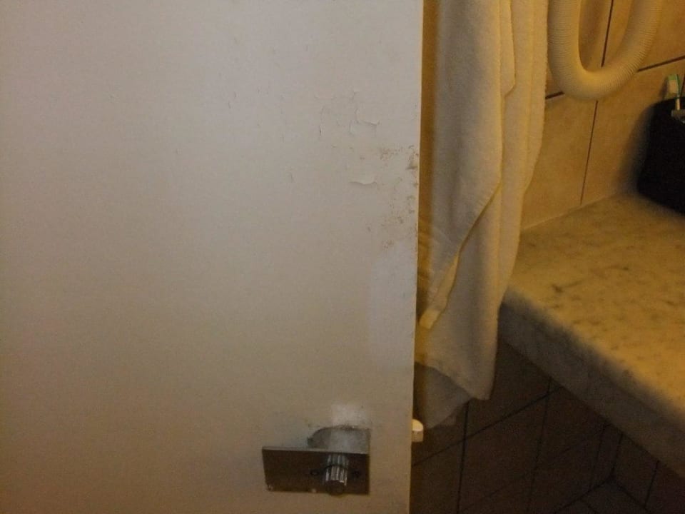 Heruntergekommene Badezimmertür Aeolos Beach Resort