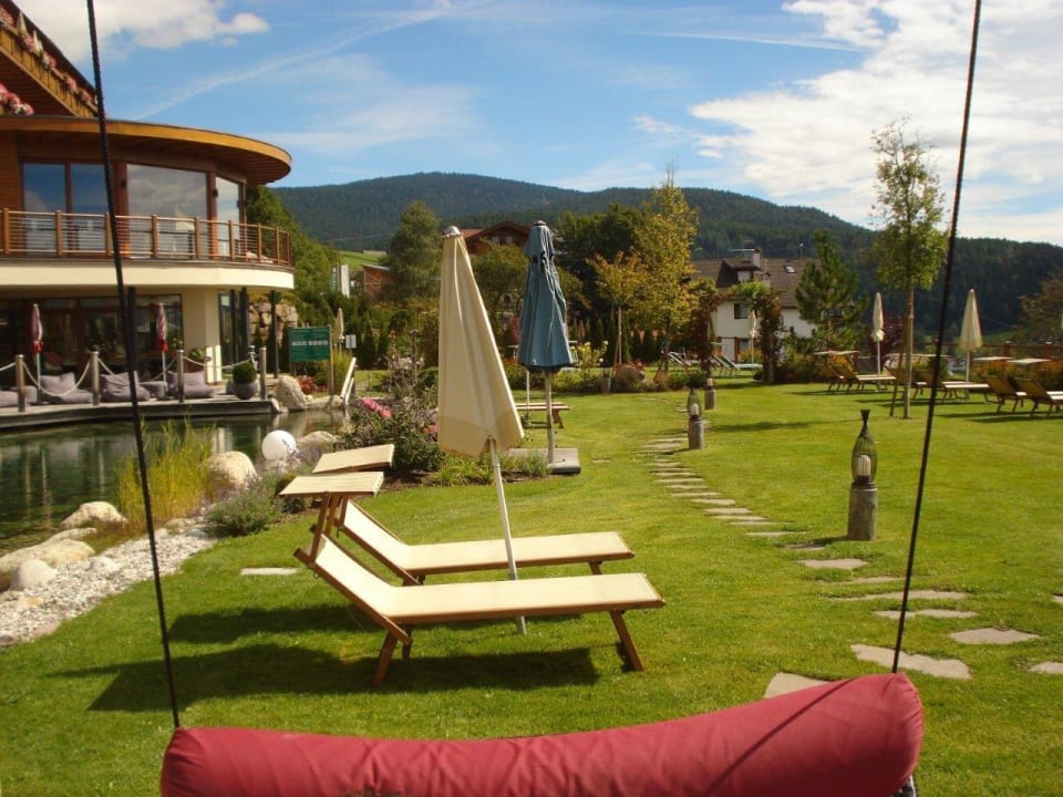 Traumhafte Gartenanlage mit herrlicher Aussicht Hotel Chalet Mirabell