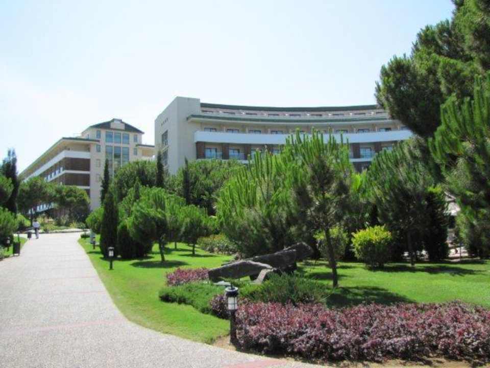 Część parkowa za budynkami głównymi Voyage Belek Golf & Spa