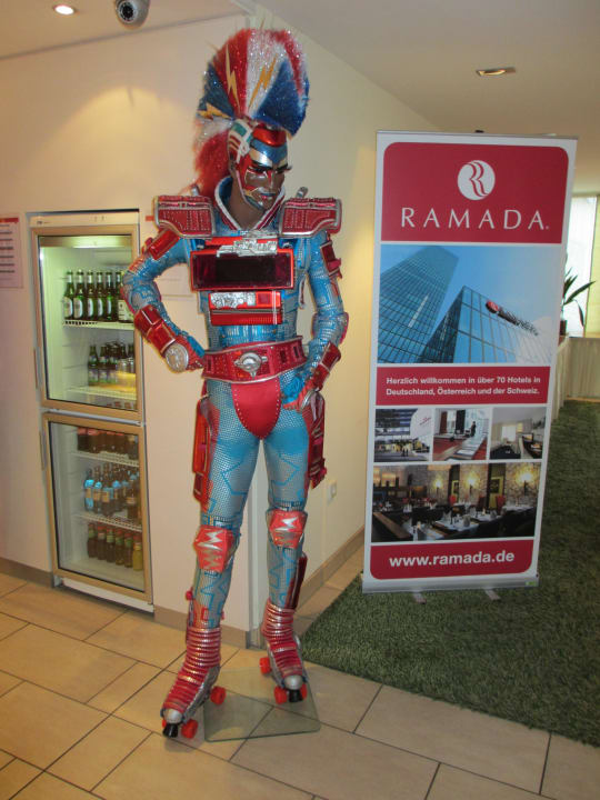 Beim Eingang H+ Hotel Bochum