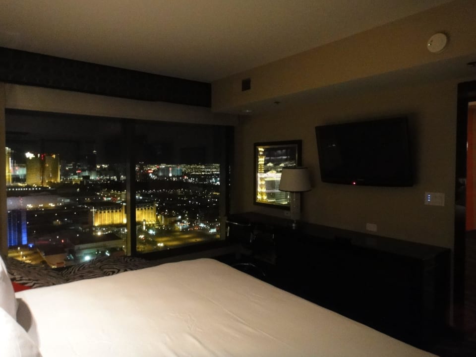 Bett mit Ausblick und großem Flat-TV Hotel Elara - a Hilton Grand Vacations Hotel Center Strip