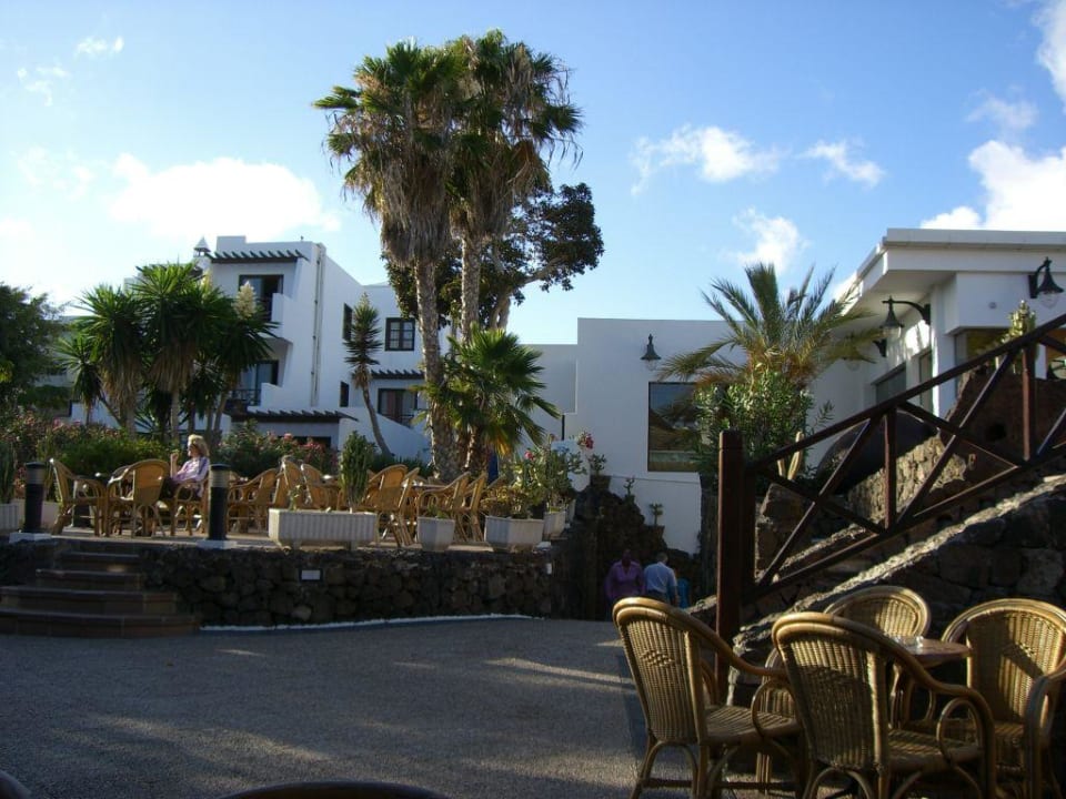 Sitzmöglichkeiten vor der Bar allsun App.-Hotel Albatros