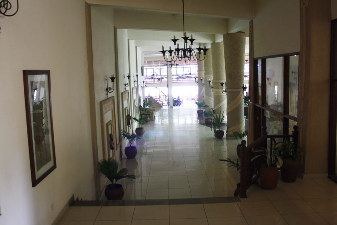 Große Hotelhalle Neptune Beach Resort