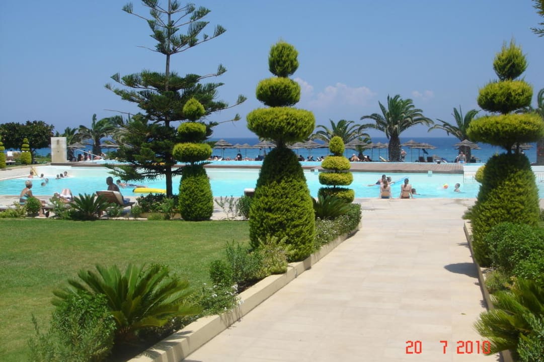 Wyjście z hotelu na baseny The Ixian Grand & All Suites