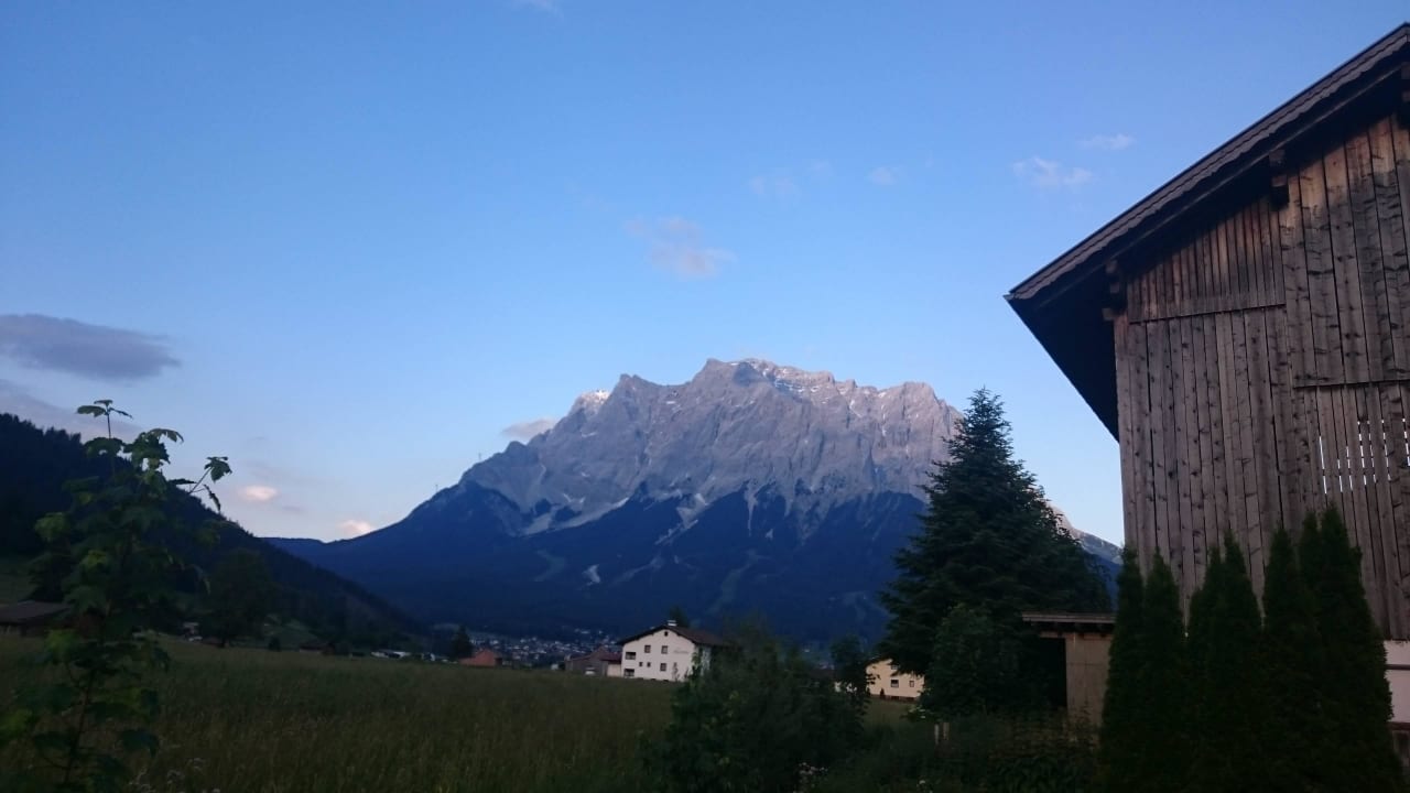Zugspitze von der Terrasse aus Alpenstern Pension & Suites