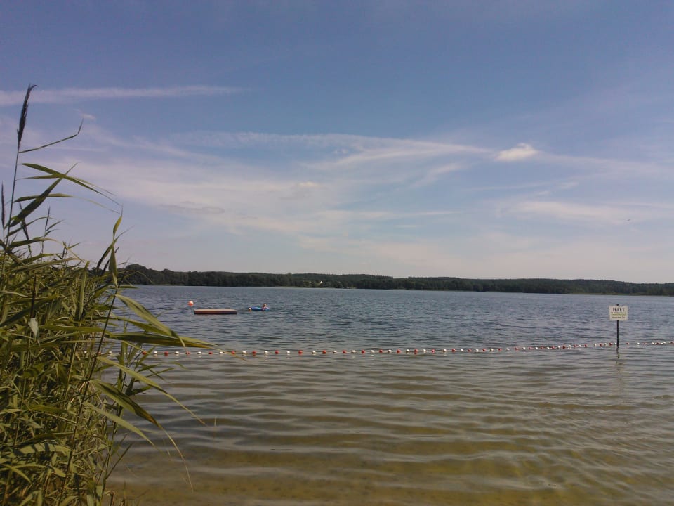 Nichtschwimmerbereich am See, im Hintergrund Ponton Natur- & Ferienpark Labenzer See
