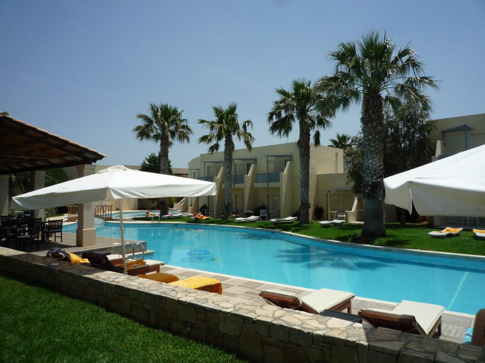 Blick auf die Zimmer mit Liegewiese Phãea Cretan Malia