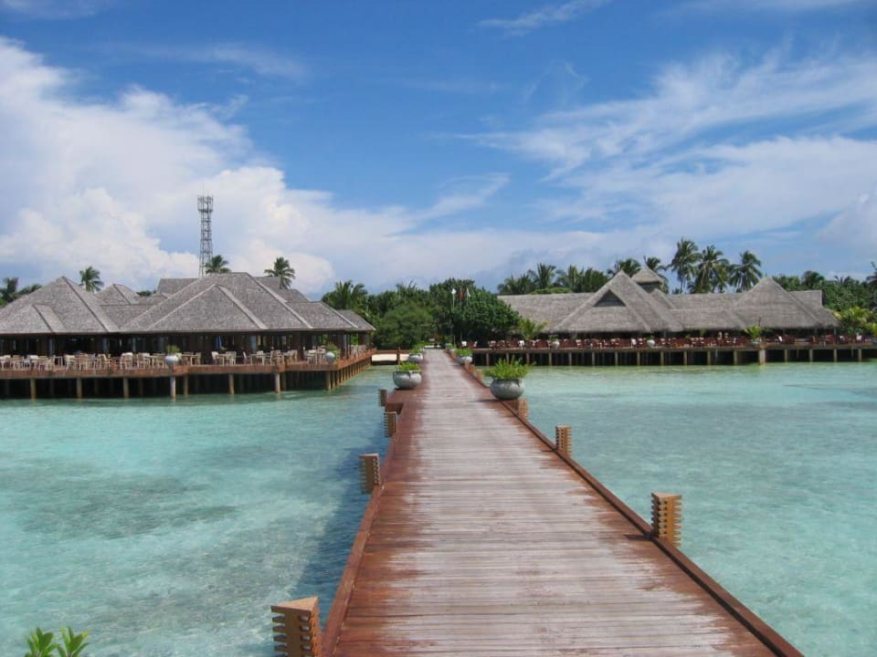 Blick von Tauchbasis auf Restaurant und Bar Sun Siyam Olhuveli