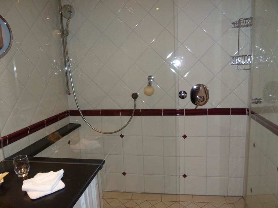 Badezimmer mit bodentiefer Dusche Hotel Bareiss