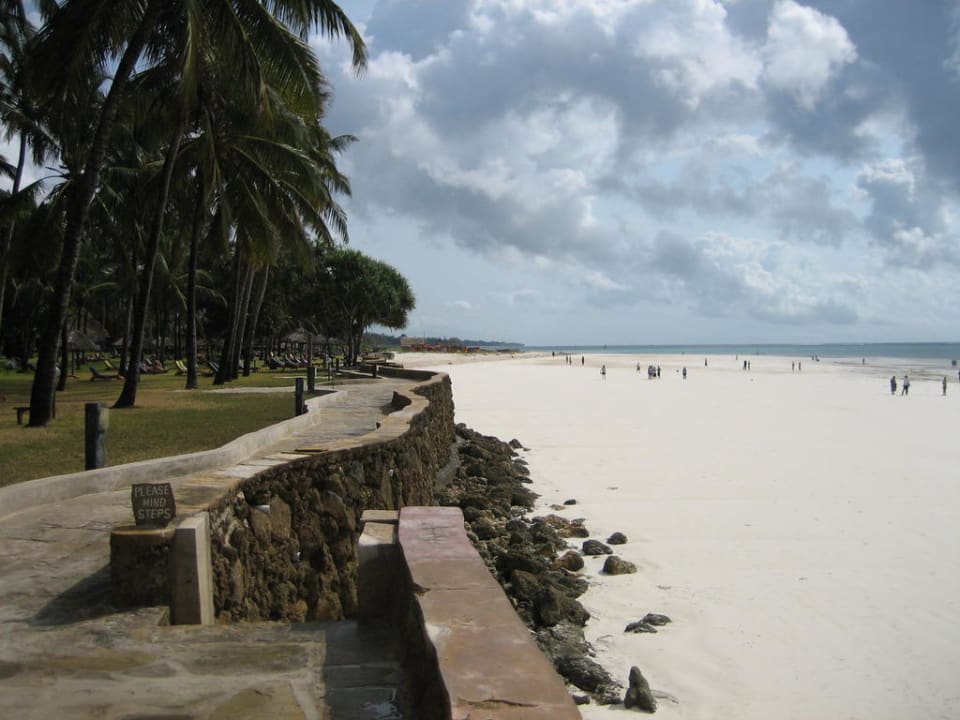 Strand mit Begrenzungsmauer Neptune Village Beach Resort & Spa