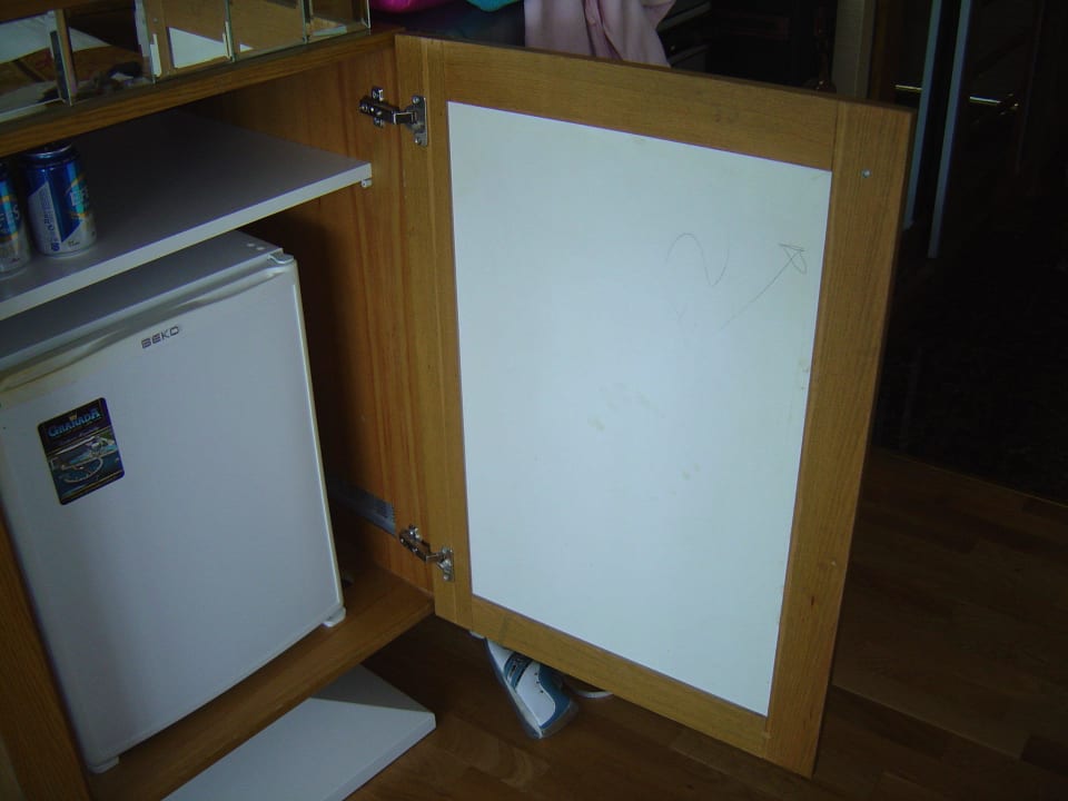 Bekritzelter Minibarbereich Granada Luxury Okurcalar