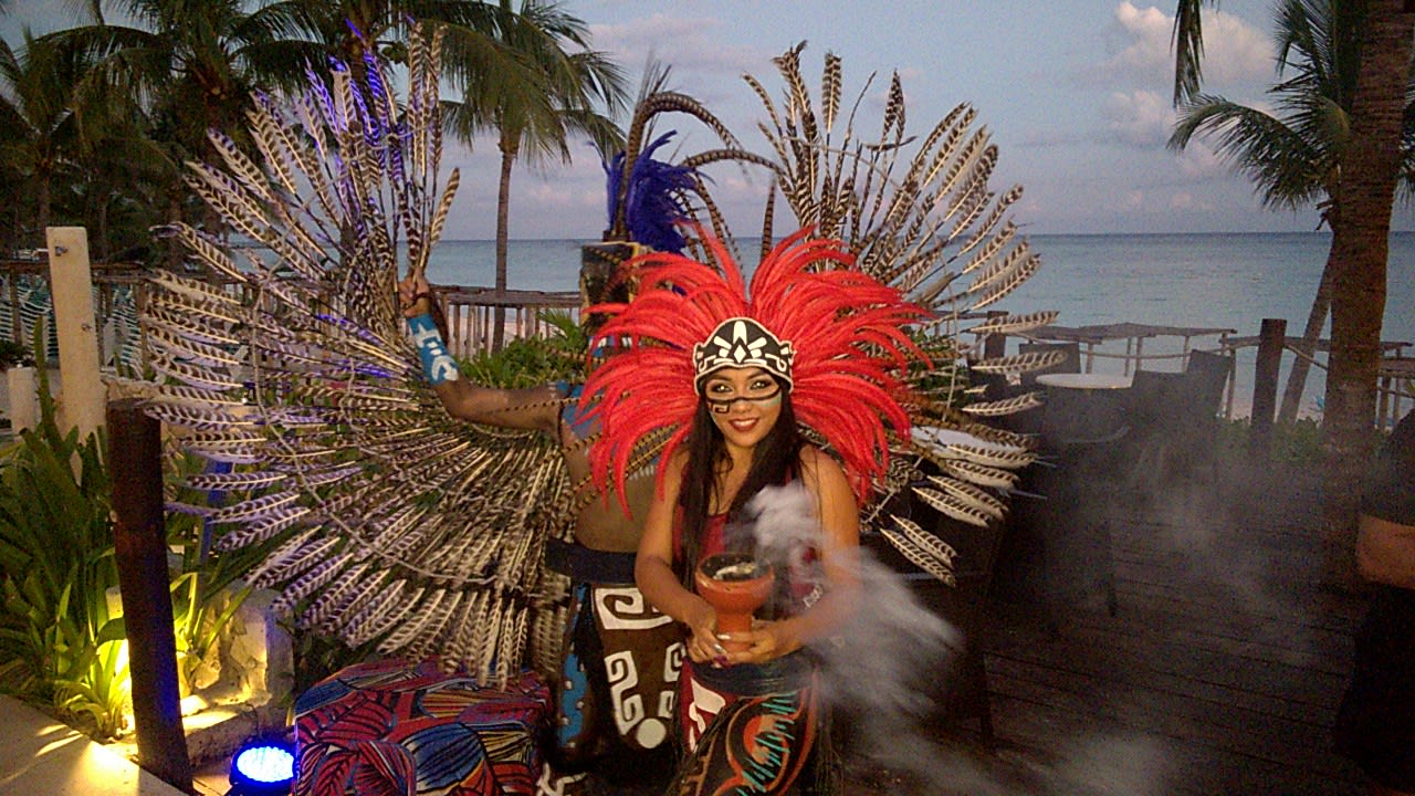 Maya-Schönheit am mexikanischen Abend Akumal Bay Beach & Wellness Resort