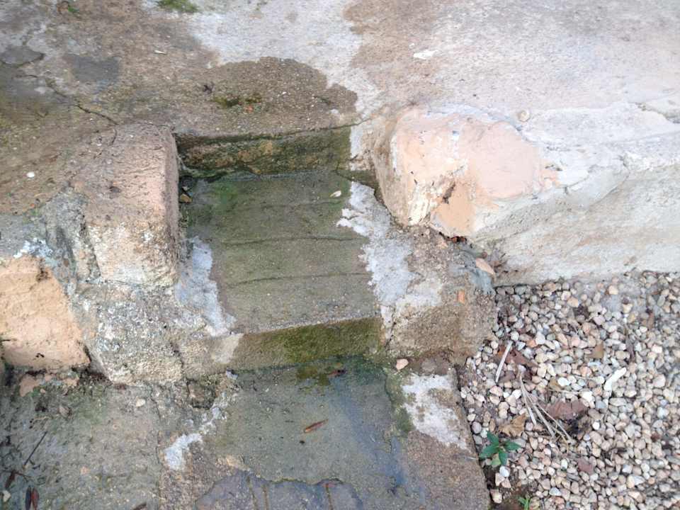 Verschmutzte kaputte Böden Finca Kalotta